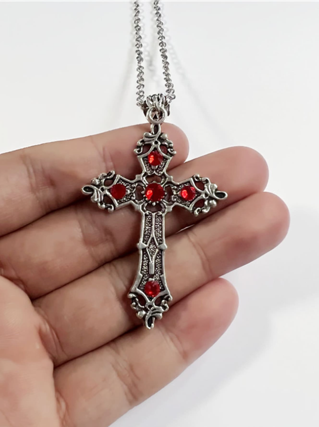 Colar em formato de cruz com pedras